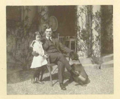 Armand Crommelin met oudste dochter Lore in 1916