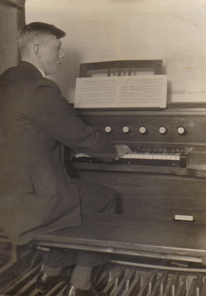 Noteboom achter orgel